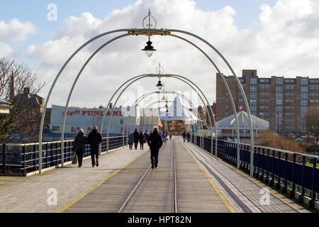 Southport, Merseyside, England. 24. Februar 2017. Großbritannien Wetter. Herrliche Frühlingssonne Glasuren in Southport in Merseyside.  Nach den starken Winden von Doris Day gehen die Menschen die Bretter von Southport des berühmten Pier, die herrliche Sonne genießen.  Bildnachweis: Cernan Elias/Alamy Live-Nachrichten Stockfoto