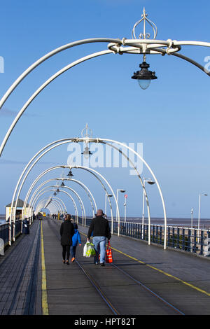 Southport, Merseyside, England. 24. Februar 2017. Großbritannien Wetter. Herrliche Frühlingssonne Glasuren in Southport in Merseyside.  Nach den starken Winden von Doris Day gehen die Menschen die Bretter von Southport des berühmten Pier, die herrliche Sonne genießen.  Bildnachweis: Cernan Elias/Alamy Live-Nachrichten Stockfoto