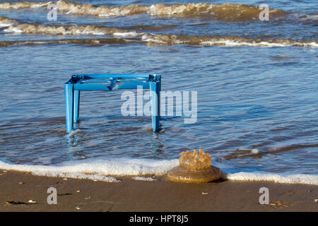 Ainsdale, Merseyside, England.   Großbritannien Wetter. 24. Februar 2017 angespült Massive Quallen und marine Kunststoff nach Sturm Doris.  Trümmer im Meer links von einem zurückweichenden Flut und Ufer in Southport, Merseyside, bestehend aus Kunststoff-Elemente und seltene Meeresbewohner, die selten an diesen Ufern entsorgen. Bildnachweis: MediaWorldImages/AlamyLiveNews Stockfoto