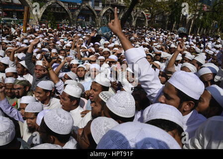 Dhaka, Bangladesch. 24. Februar 2017. Aktivisten der Hefajate Islam Bangladesch Partei nehmen Teil an einer Protestkundgebung nach dem Freitagsgebet in Dhaka, Bangladesch, am 24. Februar 2017.  Hunderte von Anhängern einer kompromisslosen Bangladesch islamistischen Gruppe inszenierte Proteste 24 Februar forderten die Statue einer griechischen Göttin installiert beim Obersten Gerichtshof zerstört oder entfernt werden. Bildnachweis: Mamunur Rashid/Alamy Live-Nachrichten Stockfoto