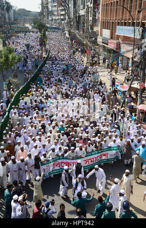 Dhaka, Bangladesch. 24. Februar 2017. Aktivisten der Hefajate Islam Bangladesch Partei nehmen Teil an einer Protestkundgebung nach dem Freitagsgebet in Dhaka, Bangladesch, am 24. Februar 2017.  Hunderte von Anhängern einer kompromisslosen Bangladesch islamistischen Gruppe inszenierte Proteste 24 Februar forderten die Statue einer griechischen Göttin installiert beim Obersten Gerichtshof zerstört oder entfernt werden. Bildnachweis: Mamunur Rashid/Alamy Live-Nachrichten Stockfoto