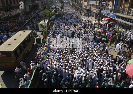 Dhaka, Bangladesch. 24. Februar 2017. Aktivisten der Hefajate Islam Bangladesch Partei nehmen Teil an einer Protestkundgebung nach dem Freitagsgebet in Dhaka, Bangladesch, am 24. Februar 2017.  Hunderte von Anhängern einer kompromisslosen Bangladesch islamistischen Gruppe inszenierte Proteste 24 Februar forderten die Statue einer griechischen Göttin installiert beim Obersten Gerichtshof zerstört oder entfernt werden. Bildnachweis: Mamunur Rashid/Alamy Live-Nachrichten Stockfoto