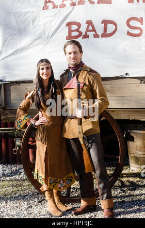 Bad Segeberg, Deutschland. 24. Februar 2017. Deutscher Schauspieler Alexander Klaws gekleidet in der Rolle, die des alten Surehand mit türkisch-deutsche Schauspielerin Sila Sahin-Radlinger in der Rolle des Comanche Lea-Thsina in Bad Segeberg, Deutschland, 24. Februar 2017 gekleidet. Die Schauspieler spielen die Rollen in der diesjährigen Inszenierung von Karl Mays "Old Surehand" zwischen der 24.07.17 und der 03.09.17. Foto: Markus Scholz/Dpa/Alamy Live News Stockfoto