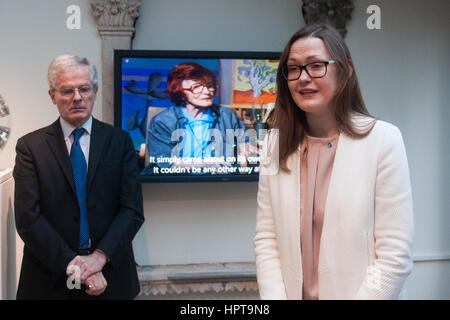 Venedig, Italien. 24. Februar 2017. Gražina Subelyte, Kurator der Ausstellung und Philip Rylands, Direktor der Sammlung, besuchen an die Presse-Preview von "Rita Kernn-Larsen, surrealistischen Gemälde ', dass auch die neue Ausstellung Peggy Guggenheim Collection in Venedig, Italien Platz. Bildnachweis: Simone Padovani/Erwachen/Alamy Live-Nachrichten Stockfoto