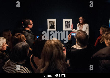 Venedig, Italien. 24. Februar 2017. Gražina Subelyte, Kurator der Ausstellung und Philip Rylands, Direktor der Sammlung, besuchen an die Presse-Preview von "Rita Kernn-Larsen, surrealistischen Gemälde ', dass auch die neue Ausstellung Peggy Guggenheim Collection in Venedig, Italien Platz. Bildnachweis: Simone Padovani/Erwachen/Alamy Live-Nachrichten Stockfoto