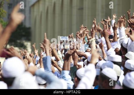 Dhaka, Bangladesch. 24. Februar 2017. Unterstützer von Bangladesch islamistische Gruppe "Hefazat-e-Islam'' ein Protest Rallye anspruchsvolle entfernen der Justitia-Statue aus Bangladesch Supreme Court Komplex in Dhaka, Bangladesch beteiligen. Laut Aussage der Hefazat-e-Islam sieht die Statue wie griechische Göttin Themis und die anti-islamischen ist. Bildnachweis: Suvra Kanti Das/ZUMA Draht/Alamy Live-Nachrichten Stockfoto