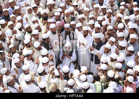 Dhaka, Bangladesch. 24. Februar 2017. Aktivisten aus Bangladesch islamistischen Gruppe anbieten Gebete, nehmen sie Teil an einer Demonstration in Dhaka, Bangladesch. Unterstützer von Bangladesch islamistische Gruppe "Hefazat-e-Islam'' in einem Protest Rallye anspruchsvolle entfernen der Justitia-Statue aus Bangladesch Supreme Court komplexe teilnehmen. Laut Aussage der Hefazat-e-Islam sieht die Statue wie griechische Göttin Themis und die anti-islamischen ist. Bildnachweis: Suvra Kanti Das/ZUMA Draht/Alamy Live-Nachrichten Stockfoto