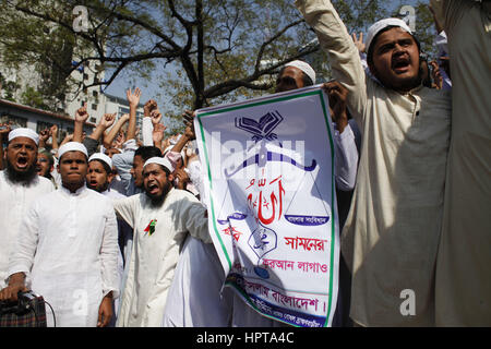 Dhaka, Bangladesch. 24. Februar 2017. Unterstützer von Bangladesch islamistische Gruppe "Hefazat-e-Islam'' ein Protest Rallye anspruchsvolle entfernen der Justitia-Statue aus Bangladesch Supreme Court Komplex in Dhaka, Bangladesch beteiligen. Laut Aussage der Hefazat-e-Islam sieht die Statue wie griechische Göttin Themis und die anti-islamischen ist. Bildnachweis: Suvra Kanti Das/ZUMA Draht/Alamy Live-Nachrichten Stockfoto