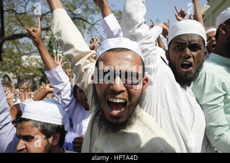 Dhaka, Bangladesch. 24. Februar 2017. Unterstützer von Bangladesch islamistische Gruppe "Hefazat-e-Islam'' ein Protest Rallye anspruchsvolle entfernen der Justitia-Statue aus Bangladesch Supreme Court Komplex in Dhaka, Bangladesch beteiligen. Laut Aussage der Hefazat-e-Islam sieht die Statue wie griechische Göttin Themis und die anti-islamischen ist. Bildnachweis: Suvra Kanti Das/ZUMA Draht/Alamy Live-Nachrichten Stockfoto