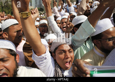 Dhaka, Bangladesch. 24. Februar 2017. Unterstützer von Bangladesch islamistische Gruppe "Hefazat-e-Islam'' ein Protest Rallye anspruchsvolle entfernen der Justitia-Statue aus Bangladesch Supreme Court Komplex in Dhaka, Bangladesch beteiligen. Laut Aussage der Hefazat-e-Islam sieht die Statue wie griechische Göttin Themis und die anti-islamischen ist. Bildnachweis: Suvra Kanti Das/ZUMA Draht/Alamy Live-Nachrichten Stockfoto