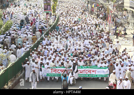 Dhaka, Bangladesch. 24. Februar 2017. Unterstützer von Bangladesch islamistische Gruppe "Hefazat-e-Islam'' ein Protest Rallye anspruchsvolle entfernen der Justitia-Statue aus Bangladesch Supreme Court Komplex in Dhaka, Bangladesch beteiligen. Laut Aussage der Hefazat-e-Islam sieht die Statue wie griechische Göttin Themis und die anti-islamischen ist. Bildnachweis: Suvra Kanti Das/ZUMA Draht/Alamy Live-Nachrichten Stockfoto