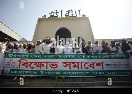 Dhaka, Bangladesch. 24. Februar 2017. Unterstützer von Bangladesch islamistische Gruppe "Hefazat-e-Islam'' ein Protest Rallye anspruchsvolle entfernen der Justitia-Statue aus Bangladesch Supreme Court Komplex in Dhaka, Bangladesch beteiligen. Laut Aussage der Hefazat-e-Islam sieht die Statue wie griechische Göttin Themis und die anti-islamischen ist. Bildnachweis: Suvra Kanti Das/ZUMA Draht/Alamy Live-Nachrichten Stockfoto