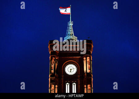 Berlin, Deutschland. 23. Februar 2017. Dpatopimages - die erleuchteten Fenster das Rote Rathaus in Berlin, Deutschland, 23. Februar 2017. Foto: Maurizio Gambarini/Dpa/Alamy Live News Stockfoto