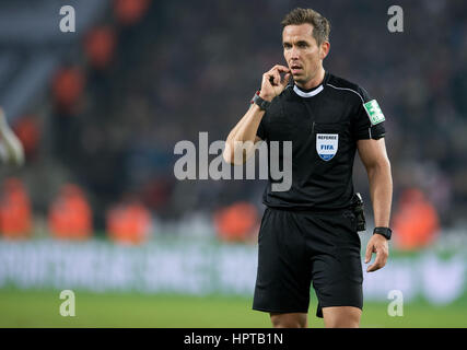 Köln, Deutschland. 19. Februar 2017. Schiedsrichter Tobias Stieler während der Fußball-Bundesliga-match zwischen 1. FC Köln und FC Schalke 04 im RheinEnergieStadion in Köln, Deutschland, 19. Februar 2017. Foto: Marius Becker/Dpa/Alamy Live News Stockfoto