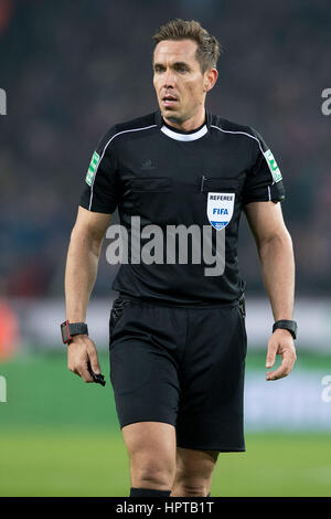 Köln, Deutschland. 19. Februar 2017. Schiedsrichter Tobias Stieler während der Fußball-Bundesliga-match zwischen 1. FC Köln und FC Schalke 04 im RheinEnergieStadion in Köln, Deutschland, 19. Februar 2017. Foto: Marius Becker/Dpa/Alamy Live News Stockfoto