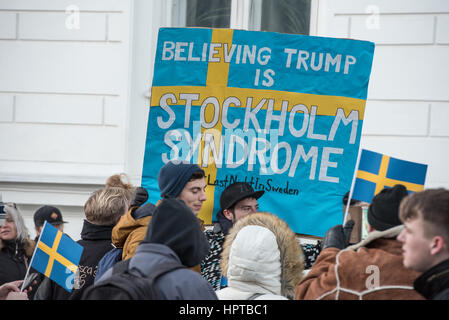 Schätzungsweise 100 Menschen versammelten sich vor der schwedischen Botschaft in Kopenhagen am Freitag zur Teilnahme in einem mock Denkmal zeigen Solidarität mit Schweden über ein Ereignis, das nie passiert.   Letzte Woche US-Präsident Donald Trump sagte: "Schauen, was passiert letzte Nacht in Schweden, während einer Rede, die muslimische Einwanderung in westlichen Ländern zu verurteilen".   Ratlos Schweden argumentiert, dass die fraglichen Abend ereignislos war. Dänischer Künstler Artpusher organisiert, um den Fehler zu markieren, eine mock Mahnwache. Stockfoto