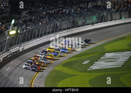 Daytona Beach, Florida, USA. 23. Februar 2017. 23. Februar 2017 - Daytona Beach, Florida, USA: Chase Elliott (24) nimmt die grüne Flagge für die CanAm-Duelle auf dem Daytona International Speedway in Daytona Beach, Florida. Bildnachweis: Justin R. Noe Asp Inc/ASP/ZUMA Draht/Alamy Live-Nachrichten Stockfoto