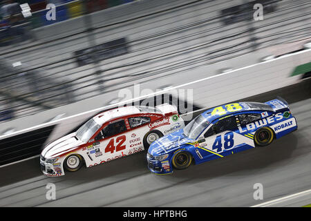 Daytona Beach, Florida, USA. 23. Februar 2017. 23. Februar 2017 - Daytona Beach, Florida, USA: Kyle Larson (42) und Jimmie Johnson (48) Kampf um Position während der Can-Am-Duelle auf dem Daytona International Speedway in Daytona Beach, Florida. Bildnachweis: Justin R. Noe Asp Inc/ASP/ZUMA Draht/Alamy Live-Nachrichten Stockfoto