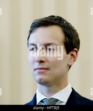 Washington DC, USA. 24. Februar 2017. White House Senior Advisor Jared Kuchner blickt auf im Oval Office des weißen Hauses am 24. Februar 2017 in Washington, DC. Bildnachweis: Olivier Douliery/Pool über CNP/MediaPunch/Alamy Live News Stockfoto