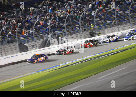 Daytona Beach, Florida, USA. 23. Februar 2017. 23. Februar 2017 - Daytona Beach, Florida, USA: Denny Hamlin (11) führt die Packung während der Can-Am-Duelle auf dem Daytona International Speedway in Daytona Beach, Florida. Bildnachweis: Justin R. Noe Asp Inc/ASP/ZUMA Draht/Alamy Live-Nachrichten Stockfoto