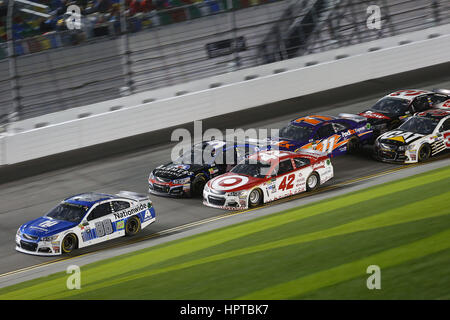 Daytona Beach, Florida, USA. 23. Februar 2017. 23. Februar 2017 - Daytona Beach, Florida, USA: Dale Earnhardt Jr. (88) übernimmt die Führung bei der Can-Am-Duelle auf dem Daytona International Speedway in Daytona Beach, Florida. Bildnachweis: Justin R. Noe Asp Inc/ASP/ZUMA Draht/Alamy Live-Nachrichten Stockfoto