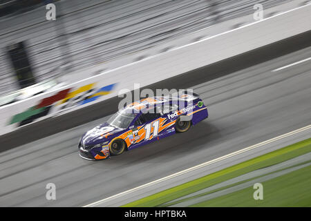 Daytona Beach, Florida, USA. 23. Februar 2017. 23. Februar 2017 - Daytona Beach, Florida, USA: Denny Hamlin (11) nimmt die Zielflagge und gewinnt die Duelle auf dem Daytona International Speedway in Daytona Beach, Florida. Bildnachweis: Justin R. Noe Asp Inc/ASP/ZUMA Draht/Alamy Live-Nachrichten Stockfoto