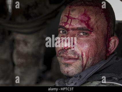 Mosul, Ninive Governorate, Irak. 23. Februar 2017. Nach einer Verwundung durch Mörserfeuer ist ein Soldat der irakischen Armee blutig. Bildnachweis: Berci Feher/ZUMA Draht/Alamy Live-Nachrichten Stockfoto