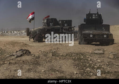 Mosul, Ninive Governorate, Irak. 23. Februar 2017. Irakische Armee Golden Division Humvees übergeben die Leiche eines ISIS Terroristen auf dem Schlachtfeld an der Grenze von Osten Mosul. Bildnachweis: Berci Feher/ZUMA Draht/Alamy Live-Nachrichten Stockfoto