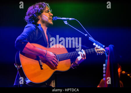 Mailand, Italien. 24. Februar 2017. Der englische Singer-Songwriter JACK SAVORETTI führt live auf der Bühne Fabrique während der "Schlafen Nein mehr Tour" Kredit: Rodolfo weitertransferiert/Alamy Live News Stockfoto