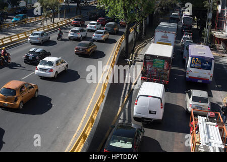 Mexico City, Mexiko. Freitag, 24. Februar 2017. Staus in Mexiko-Stadt in der Nähe von Financial District. TomTom in dieser Woche angekündigt, dass Mexiko-Stadt noch einmal im Straßenverkehr jederzeit des Tages (7 % Prozentpunkte, im Vergleich zum Vorjahr), nimmt den Spitzenplatz für Staus mit Fahrern in der mexikanischen Hauptstadt erwartet, verbringen durchschnittlich 66 % zusätzliche Fahrzeit stecken und bis zu 101 % in den Spitzenzeiten Abend gegen einen freien Fluss oder überlasteten , Situation – hinzufügen von bis zu 227 Stunden zusätzliche Fahrzeit pro Jahr. Bildnachweis: WansfordPhoto/Alamy Live-Nachrichten Stockfoto