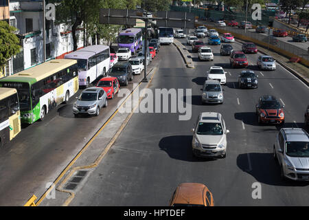 Mexico City, Mexiko. Freitag, 24. Februar 2017. Staus in Mexiko-Stadt in der Nähe von Financial District. TomTom in dieser Woche angekündigt, dass Mexiko-Stadt noch einmal im Straßenverkehr jederzeit des Tages (7 % Prozentpunkte, im Vergleich zum Vorjahr), nimmt den Spitzenplatz für Staus mit Fahrern in der mexikanischen Hauptstadt erwartet, verbringen durchschnittlich 66 % zusätzliche Fahrzeit stecken und bis zu 101 % in den Spitzenzeiten Abend gegen einen freien Fluss oder überlasteten , Situation – hinzufügen von bis zu 227 Stunden zusätzliche Fahrzeit pro Jahr. Bildnachweis: WansfordPhoto/Alamy Live-Nachrichten Stockfoto