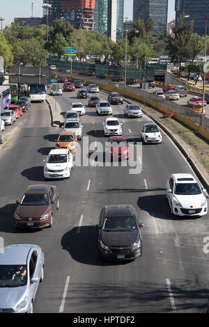 Mexico City, Mexiko. Freitag, 24. Februar 2017. Staus in Mexiko-Stadt in der Nähe von Financial District. TomTom in dieser Woche angekündigt, dass Mexiko-Stadt noch einmal im Straßenverkehr jederzeit des Tages (7 % Prozentpunkte, im Vergleich zum Vorjahr), nimmt den Spitzenplatz für Staus mit Fahrern in der mexikanischen Hauptstadt erwartet, verbringen durchschnittlich 66 % zusätzliche Fahrzeit stecken und bis zu 101 % in den Spitzenzeiten Abend gegen einen freien Fluss oder überlasteten , Situation – hinzufügen von bis zu 227 Stunden zusätzliche Fahrzeit pro Jahr. Bildnachweis: WansfordPhoto/Alamy Live-Nachrichten Stockfoto