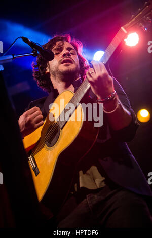 Mailand, Italien. 24. Februar 2017. Der englische Singer-Songwriter JACK SAVORETTI führt live auf der Bühne Fabrique während der "Schlafen Nein mehr Tour" Kredit: Rodolfo weitertransferiert/Alamy Live News Stockfoto