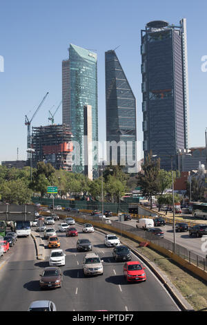 Mexico City, Mexiko. Freitag, 24. Februar 2017. Staus in Mexiko-Stadt in der Nähe von Financial District. TomTom in dieser Woche angekündigt, dass Mexiko-Stadt noch einmal im Straßenverkehr jederzeit des Tages (7 % Prozentpunkte, im Vergleich zum Vorjahr), nimmt den Spitzenplatz für Staus mit Fahrern in der mexikanischen Hauptstadt erwartet, verbringen durchschnittlich 66 % zusätzliche Fahrzeit stecken und bis zu 101 % in den Spitzenzeiten Abend gegen einen freien Fluss oder überlasteten , Situation – hinzufügen von bis zu 227 Stunden zusätzliche Fahrzeit pro Jahr. Bildnachweis: WansfordPhoto/Alamy Live-Nachrichten Stockfoto