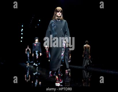 Mailand. 24. Februar 2017. Modelle zeigen Kreationen für Modehaus Emporio Armani in Mailand Fashion Woche Herbst/Winter 2017/2018 am 24. Februar 2017, in Mailand, Italien. Bildnachweis: Jin Yu/Xinhua/Alamy Live-Nachrichten Stockfoto