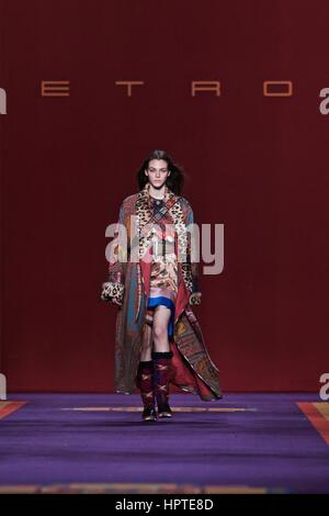 Mailand. 24. Februar 2017. Ein Modell stellt eine Kreation für Modehauses Etro während Mailand Fashion Woche Herbst/Winter 2017/2018 am 24. Februar 2017, in Mailand, Italien. Bildnachweis: Jin Yu/Xinhua/Alamy Live-Nachrichten Stockfoto