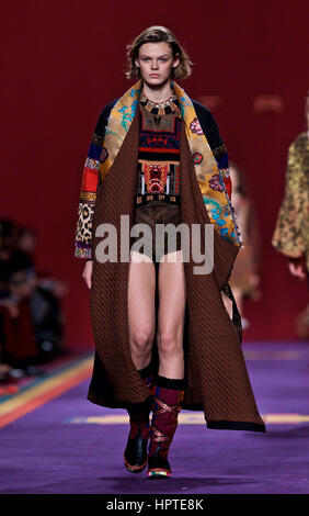 Mailand. 24. Februar 2017. Ein Modell stellt eine Kreation für Modehauses Etro während Mailand Fashion Woche Herbst/Winter 2017/2018 am 24. Februar 2017, in Mailand, Italien. Bildnachweis: Jin Yu/Xinhua/Alamy Live-Nachrichten Stockfoto