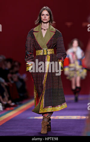 Mailand. 24. Februar 2017. Ein Modell stellt eine Kreation für Modehauses Etro während Mailand Fashion Woche Herbst/Winter 2017/2018 am 24. Februar 2017, in Mailand, Italien. Bildnachweis: Jin Yu/Xinhua/Alamy Live-Nachrichten Stockfoto