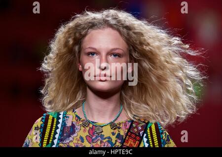 Mailand. 24. Februar 2017. Ein Modell stellt eine Kreation für Modehauses Etro während Mailand Fashion Woche Herbst/Winter 2017/2018 am 24. Februar 2017, in Mailand, Italien. Bildnachweis: Jin Yu/Xinhua/Alamy Live-Nachrichten Stockfoto