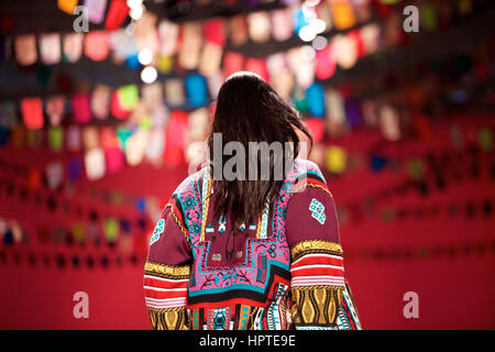 Mailand. 24. Februar 2017. Ein Modell stellt eine Kreation für Modehauses Etro während Mailand Fashion Woche Herbst/Winter 2017/2018 am 24. Februar 2017, in Mailand, Italien. Bildnachweis: Jin Yu/Xinhua/Alamy Live-Nachrichten Stockfoto