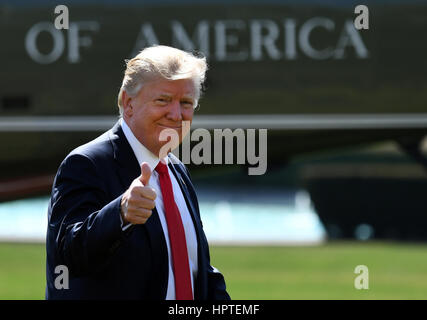 Washington, DC, USA. 24. Februar 2017. US-Präsident Donald Trump geht zum Oval Office nach der Rückkehr ins Weiße Haus in Washington, DC, USA, am 24. Februar 2017. Bildnachweis: Yin Bogu/Xinhua/Alamy Live-Nachrichten Stockfoto