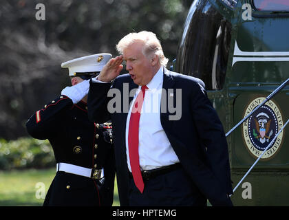 Washington, DC, USA. 24. Februar 2017. US-Präsident Donald Trump geht zum Oval Office nach der Rückkehr ins Weiße Haus in Washington, DC, USA, am 24. Februar 2017. Bildnachweis: Yin Bogu/Xinhua/Alamy Live-Nachrichten Stockfoto