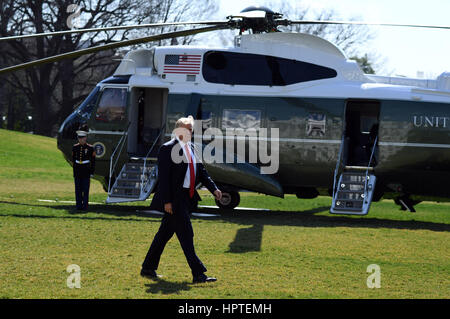 Washington, DC, USA. 24. Februar 2017. US-Präsident Donald Trump geht zum Oval Office nach der Rückkehr ins Weiße Haus in Washington, DC, USA, am 24. Februar 2017. Bildnachweis: Yin Bogu/Xinhua/Alamy Live-Nachrichten Stockfoto