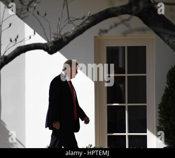 Washington, DC, USA. 24. Februar 2017. US-Präsident Donald Trump geht zum Oval Office nach der Rückkehr ins Weiße Haus in Washington, DC, USA, am 24. Februar 2017. Bildnachweis: Yin Bogu/Xinhua/Alamy Live-Nachrichten Stockfoto