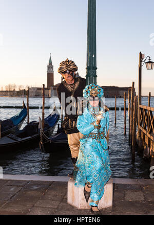 Venedig, Italien. 25. Februar 2017. Menschen tragen Karneval Kostüme Pose während eine klare, Sonnenaufgang neben St Marks Platz am 25. Februar 2017 in Venedig, Italien. Der Karneval von Venedig 2017 läuft vom 11. bis 28. Februar und beinhaltet ein Programm des Gala-Dinners, Paraden, Tänze, Maskenbälle und Musikveranstaltungen. Wir danken Sie Carol Moir/AlamyLiveNews. Stockfoto