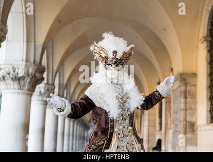 Venedig, Italien. 25. Februar 2017. Menschen tragen Karneval Kostüme Pose während eine klare, Sonnenaufgang neben St Marks Platz am 25. Februar 2017 in Venedig, Italien. Der Karneval von Venedig 2017 läuft vom 11. bis 28. Februar und beinhaltet ein Programm des Gala-Dinners, Paraden, Tänze, Maskenbälle und Musikveranstaltungen. Wir danken Sie Carol Moir/AlamyLiveNews. Stockfoto