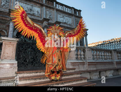 Venedig, Italien. 25. Februar 2017. Menschen tragen Karneval Kostüme Pose während eine klare, Sonnenaufgang neben St Marks Platz am 25. Februar 2017 in Venedig, Italien. Der Karneval von Venedig 2017 läuft vom 11. bis 28. Februar und beinhaltet ein Programm des Gala-Dinners, Paraden, Tänze, Maskenbälle und Musikveranstaltungen. Wir danken Sie Carol Moir/AlamyLiveNews. Stockfoto