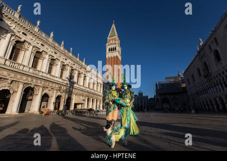 Venedig, Italien. 25. Februar 2017. Menschen tragen Karneval Kostüme Pose während eine klare, Sonnenaufgang neben St Marks Platz am 25. Februar 2017 in Venedig, Italien. Der Karneval von Venedig 2017 läuft vom 11. bis 28. Februar und beinhaltet ein Programm des Gala-Dinners, Paraden, Tänze, Maskenbälle und Musikveranstaltungen. Wir danken Sie Carol Moir/AlamyLiveNews. Stockfoto