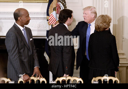 Washington, DC. 23. Februar 2017. US-Präsident Donald Trump grüßt Kenneth Frazier Chairman und CEO von Merck (L) und Ford Motor CEO Mark Fields vor eine listening Session mit Fertigung CEOs in der State Dining Room des weißen Hauses am 23. Februar 2017 in Washington, DC. Bildnachweis: Olivier Douliery/Pool über CNP Foto: Olivier Douliery/Consolidated News Fotos/Olivier Douliery - Pool über CNP/Dpa/Alamy Live News Stockfoto