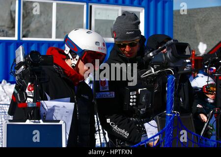 Chongli, Chinas Provinz Hebei. 25. Februar 2017. Mitarbeiter reden miteinander während der 2016-2017 Thaiwoo FIS Freestyle Skiing Moguls WM in Chongli, Nordchinas Provinz Hebei, 25. Februar 2017. Bildnachweis: Bi 明明/Xinhua/Alamy Live-Nachrichten Stockfoto